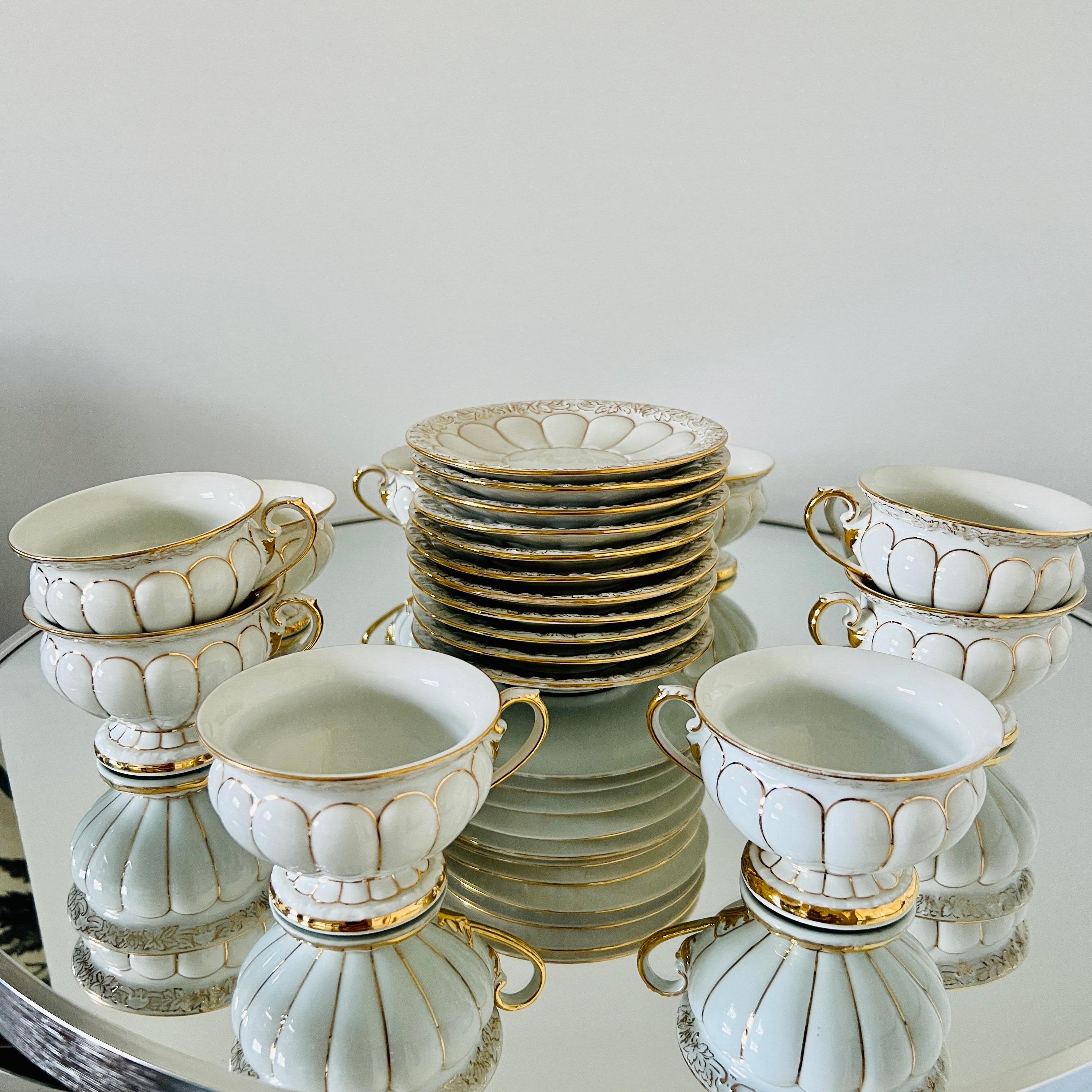 Ensemble de tasses et soucoupes baroques en porcelaine et or de Meissen, Allemagne / 13 en vente 1