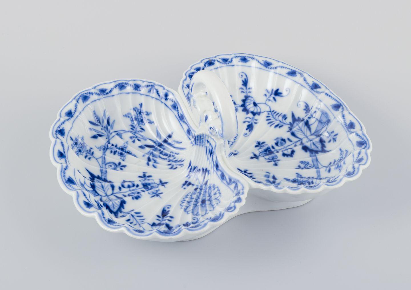 PRE-OWNED GOODS ARE EXEMPT FROM IMPORT TARIFFS FOR U.S., UK, AUSTRALIAN & CANADIAN CUSTOMERS.   
THEREFORE, NO IMPORT TARIFFS WILL BE APPLICABLE TO YOUR PURCHASE. 

Meissen, Germany. Blue Onion cabaret tray made of porcelain, two compartments with a