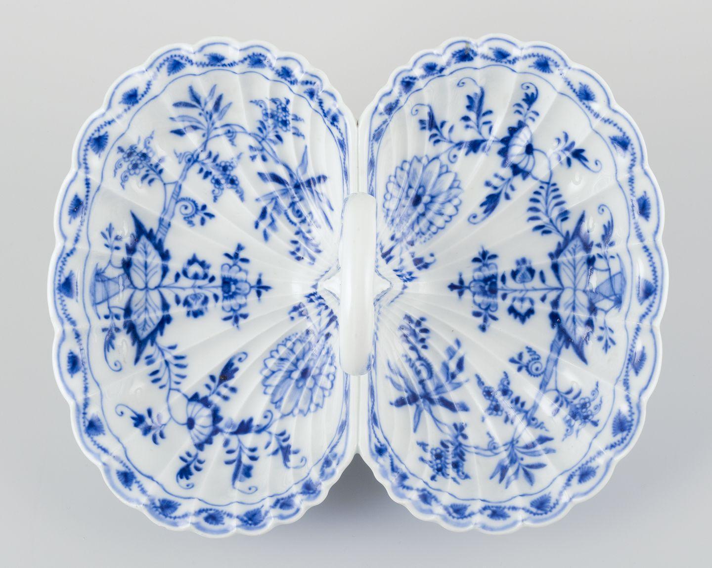 Meissen, Germany. Blue Onion cabaret tray made of porcelain. In Good Condition For Sale In København, Copenhagen