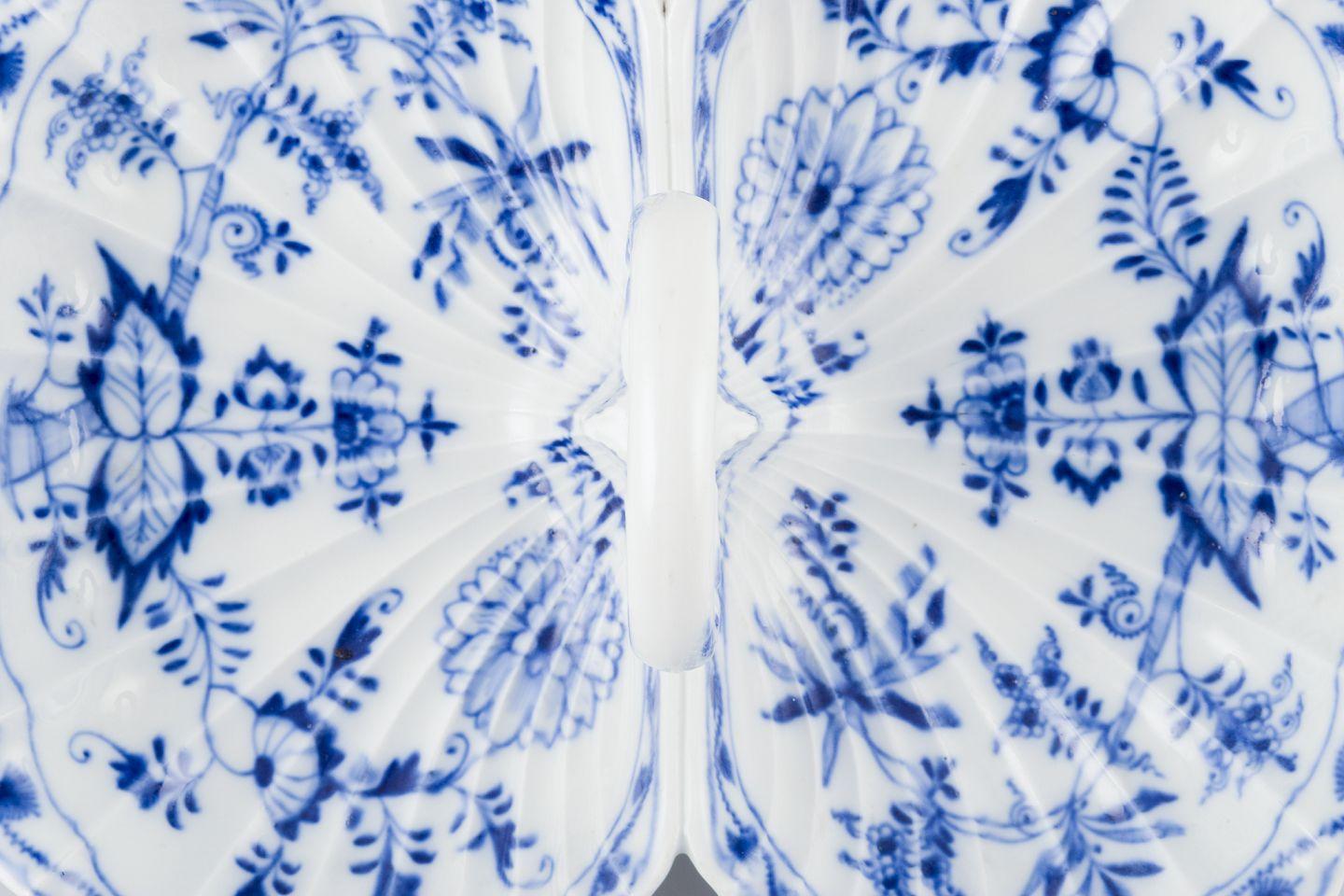 Early 20th Century Meissen, Germany. Blue Onion cabaret tray made of porcelain. For Sale