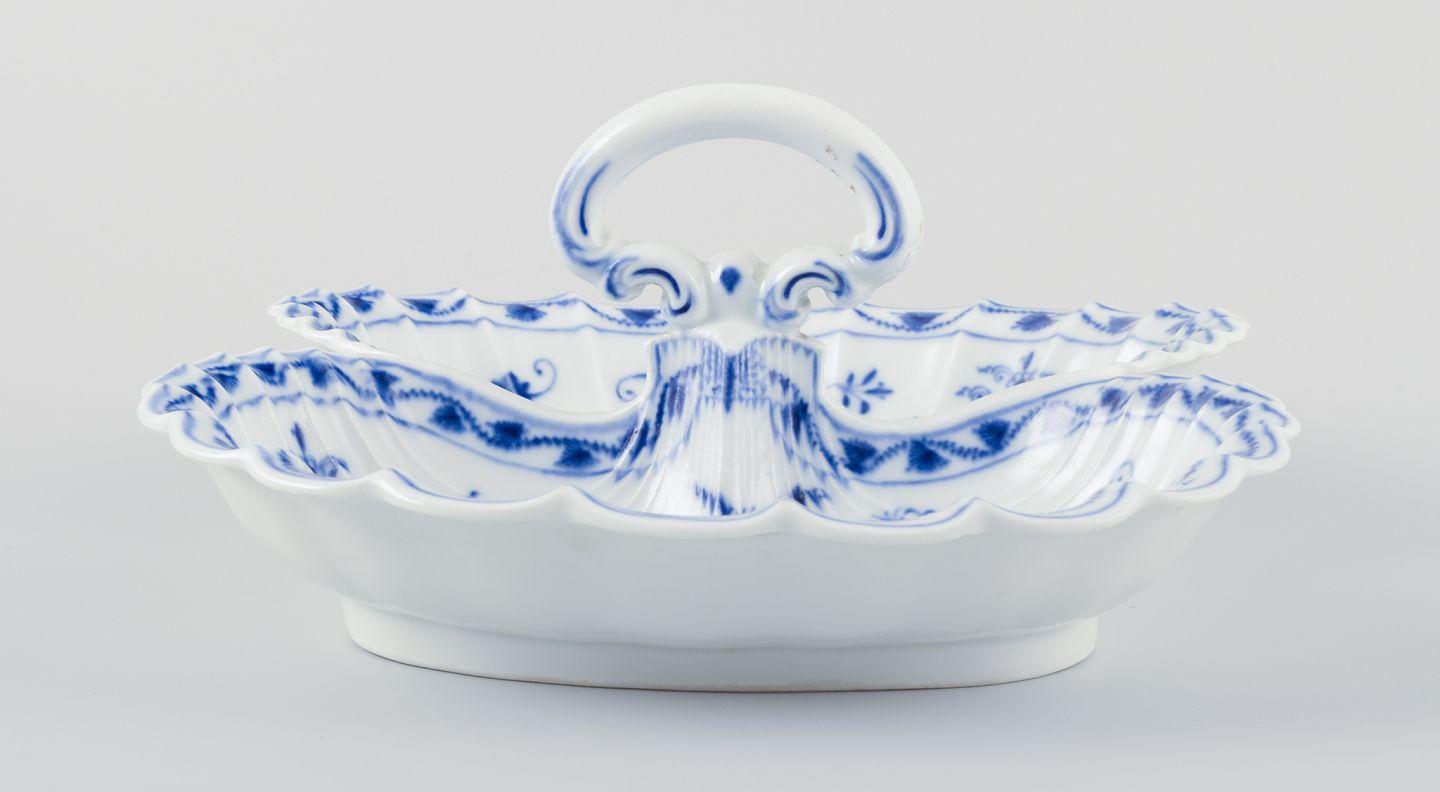 Porcelain Meissen, Germany. Blue Onion cabaret tray made of porcelain. For Sale