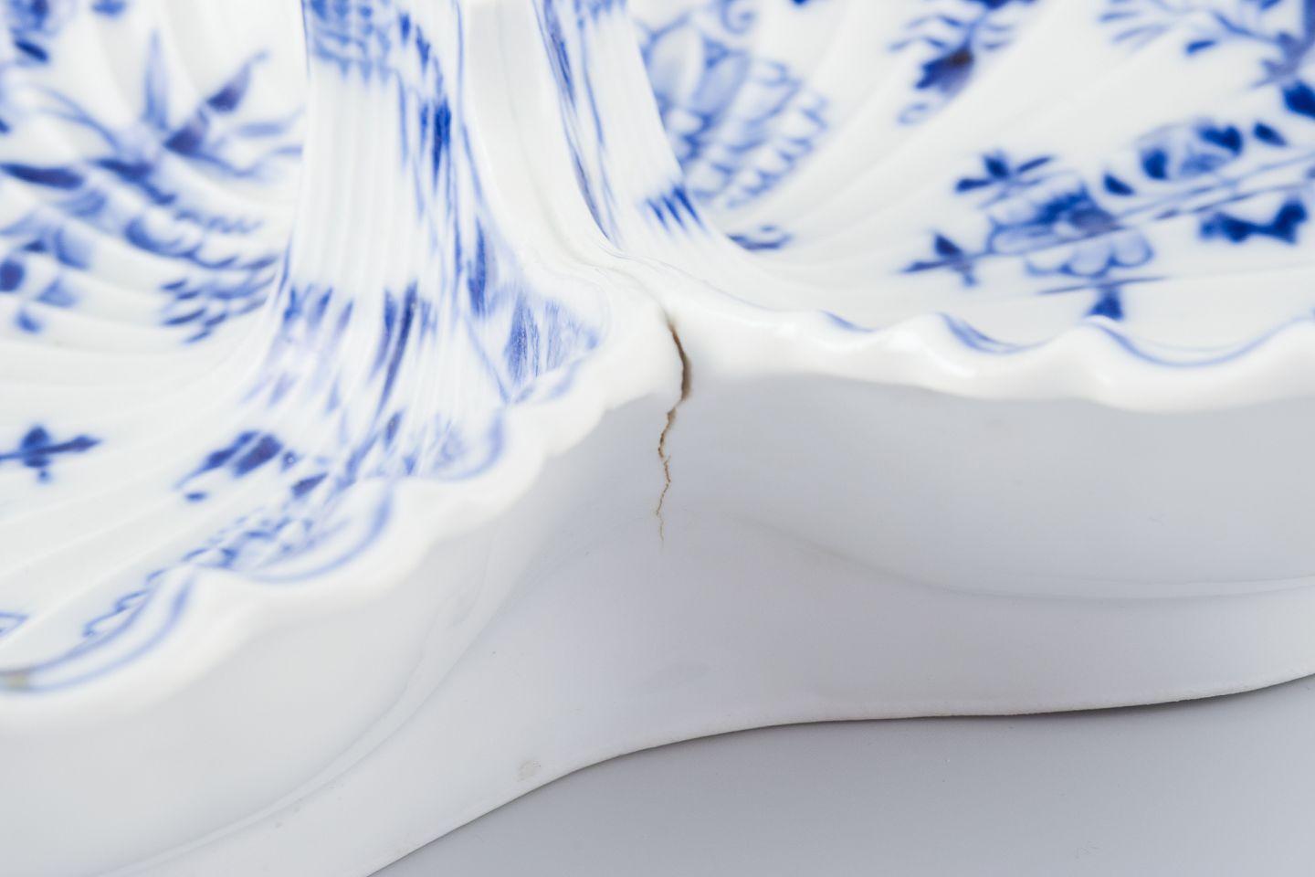 Meissen, Germany. Blue Onion cabaret tray made of porcelain. For Sale 1