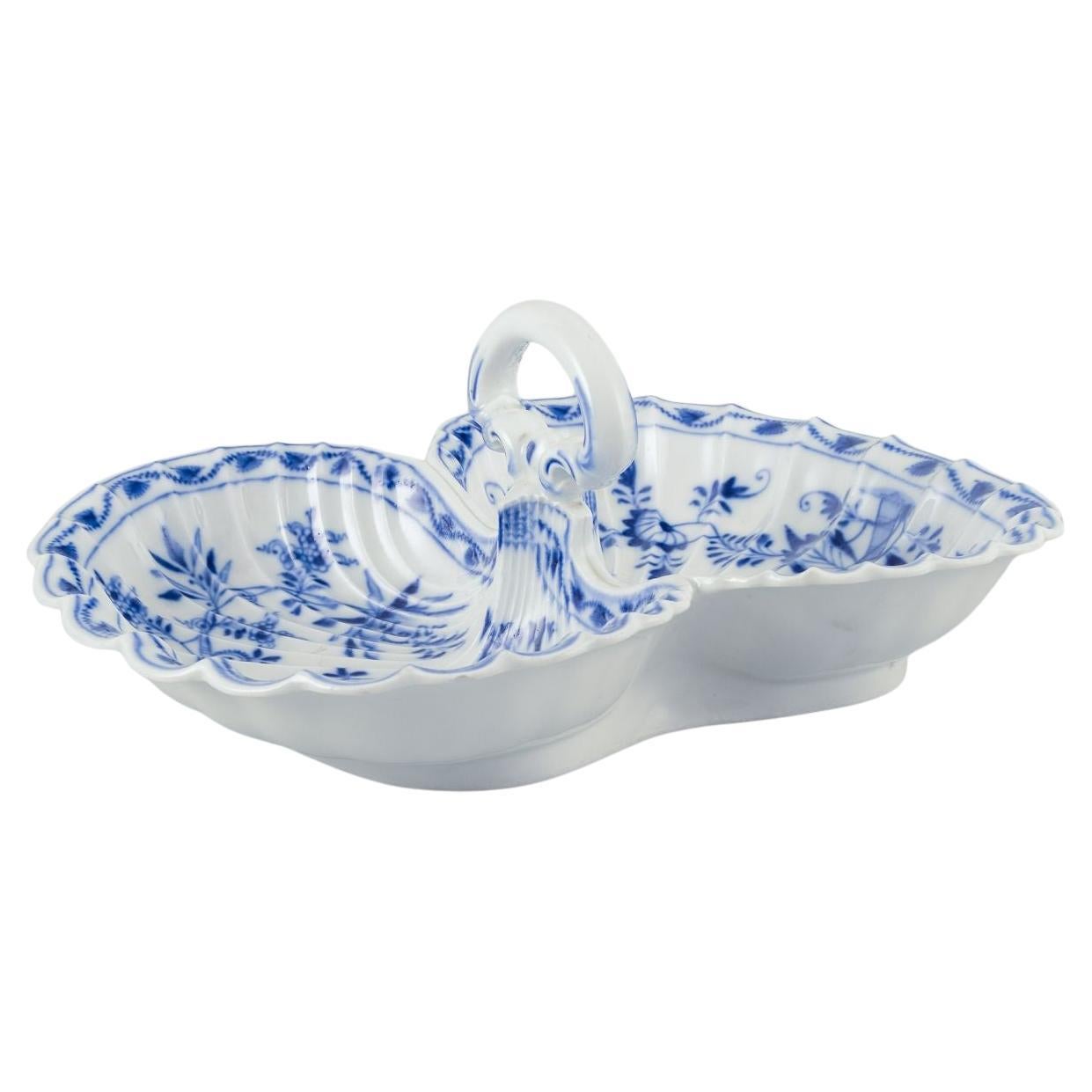 Meissen, Germany. Blue Onion cabaret tray made of porcelain. For Sale