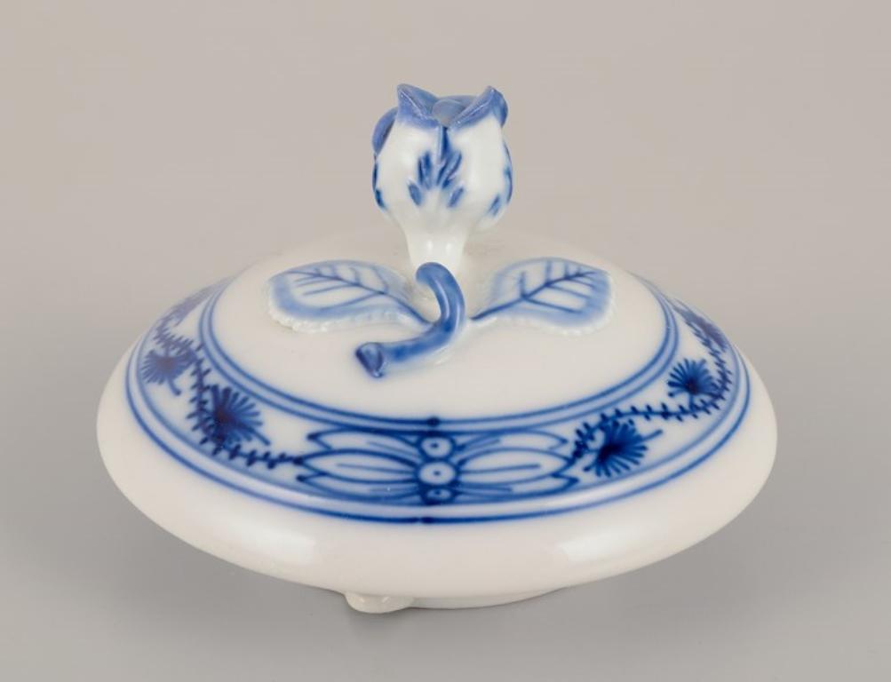 Meissen, Alemania. Patrón Cebolla Azul. Bombonera de porcelana. en Excelente estado para la venta en Copenhagen, DK