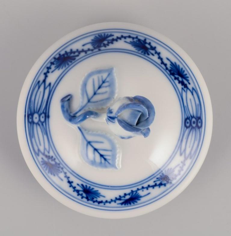 Meissen, Alemania. Patrón Cebolla Azul. Bombonera de porcelana. siglo XX en venta
