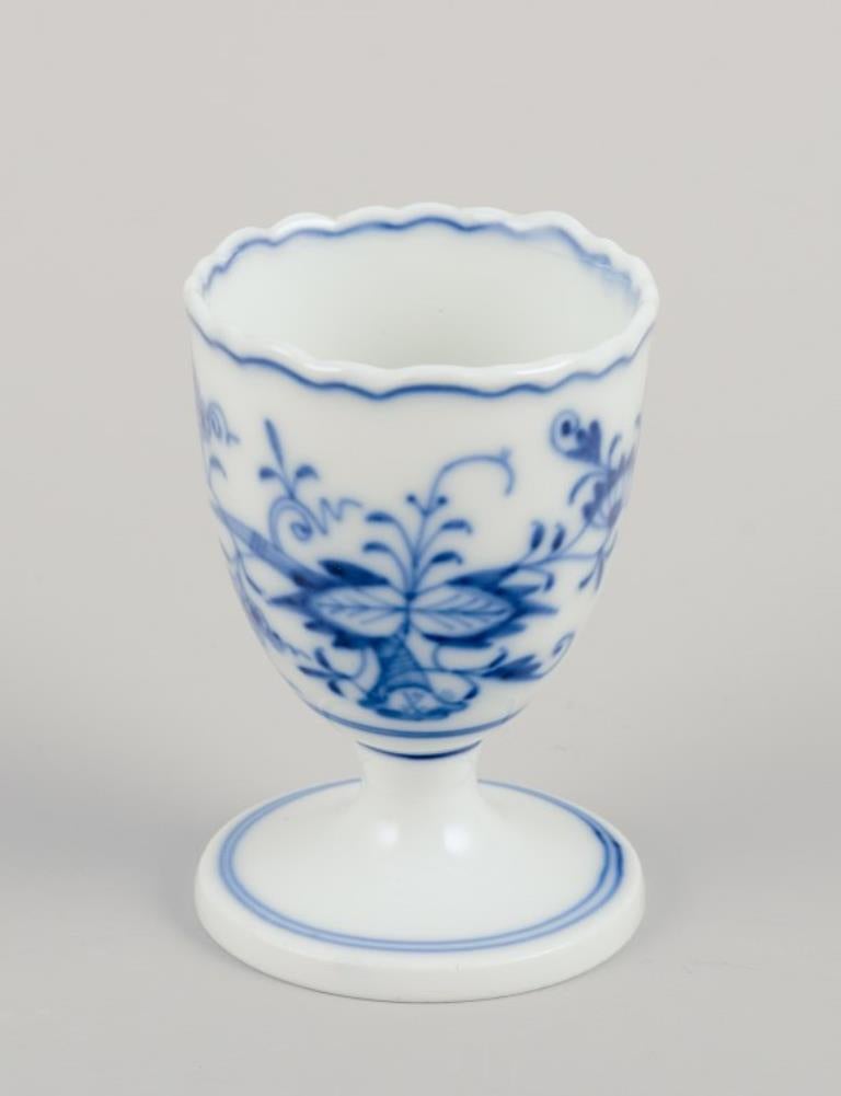 Meissen, Germania. Modello Blue Onion. Cinque portauovo.
Dipinto a mano in blu.
Approssimativamente dal 1900.
Contrassegnato.
Condizioni perfette.
Terza qualità di fabbrica.
Dimensioni: Altezza 7,0 cm x Diametro 4,7 cm.