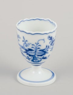 Meissen, Allemagne. Motif de l'oignon bleu. Cinq coquetiers. Peint à la main en bleu.