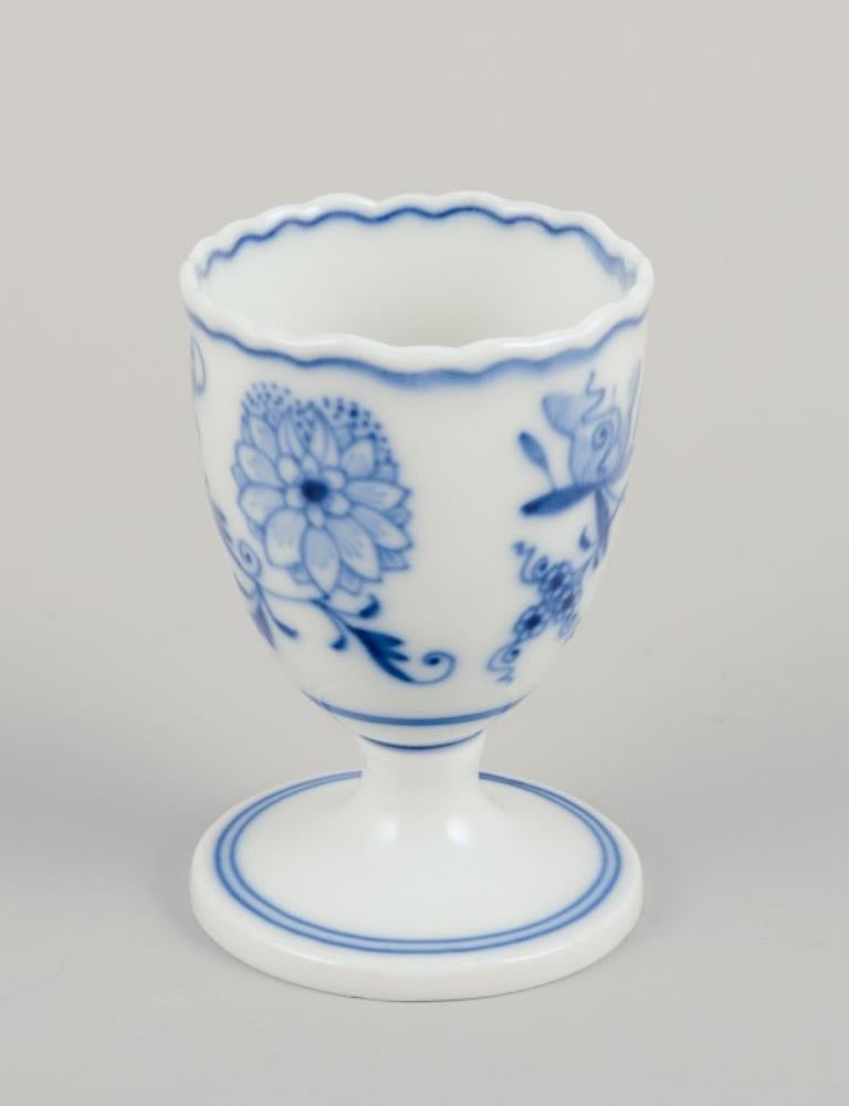 Tedesco Meissen, Germania. Modello Blue Onion. Cinque portauovo. Dipinto a mano in blu. in vendita