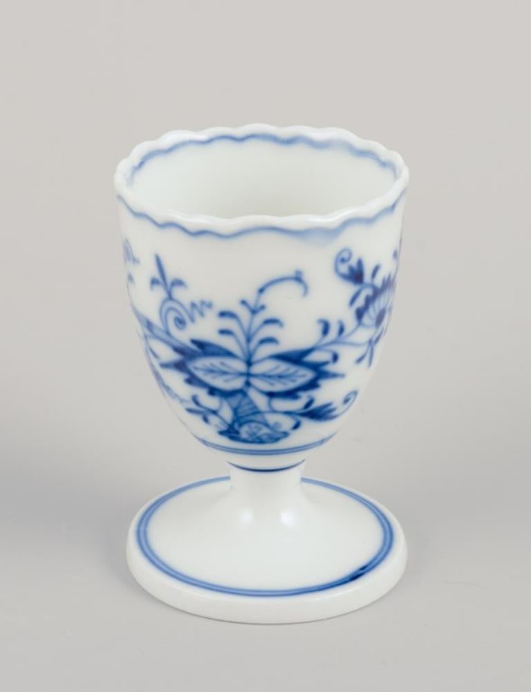 Meissen, Germania. Modello Blue Onion. Cinque portauovo. Dipinto a mano in blu. In condizioni ottime in vendita a Copenhagen, DK