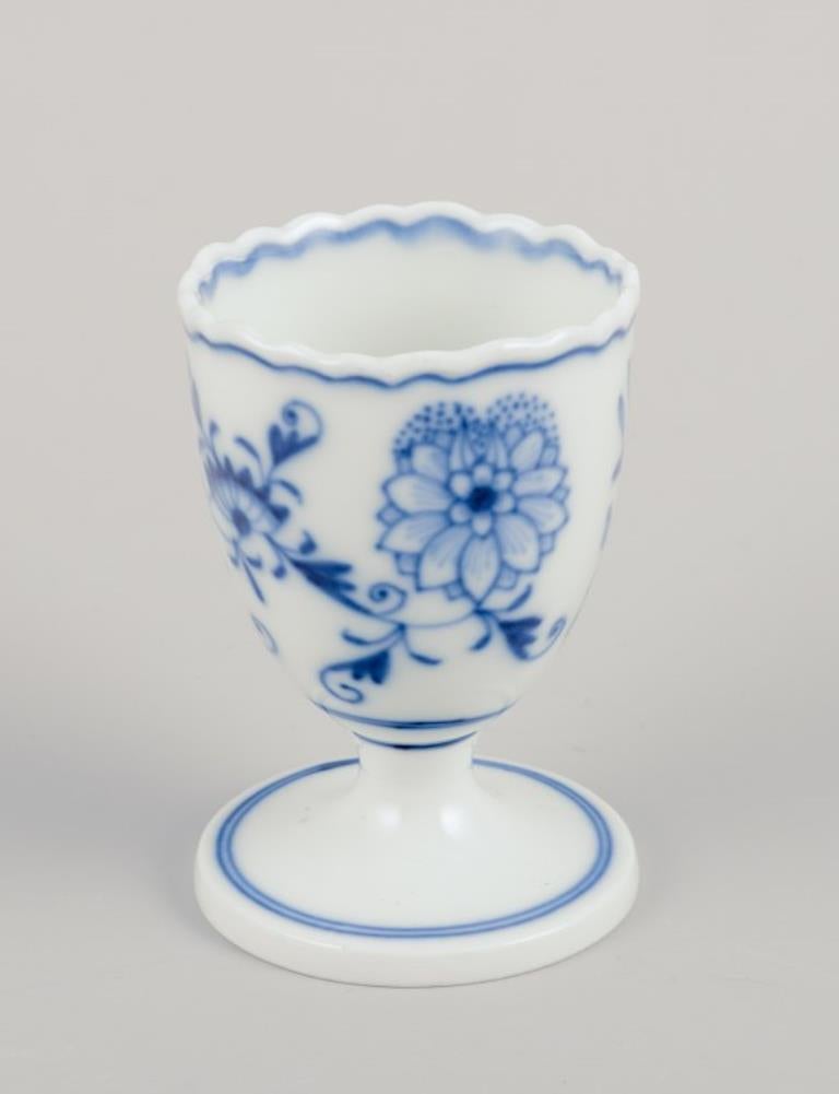 XX secolo Meissen, Germania. Modello Blue Onion. Cinque portauovo. Dipinto a mano in blu. in vendita