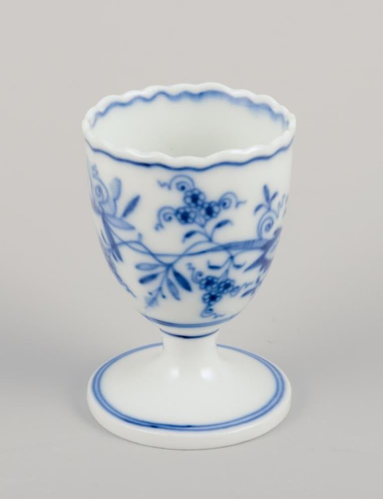Porcellana Meissen, Germania. Modello Blue Onion. Cinque portauovo. Dipinto a mano in blu. in vendita