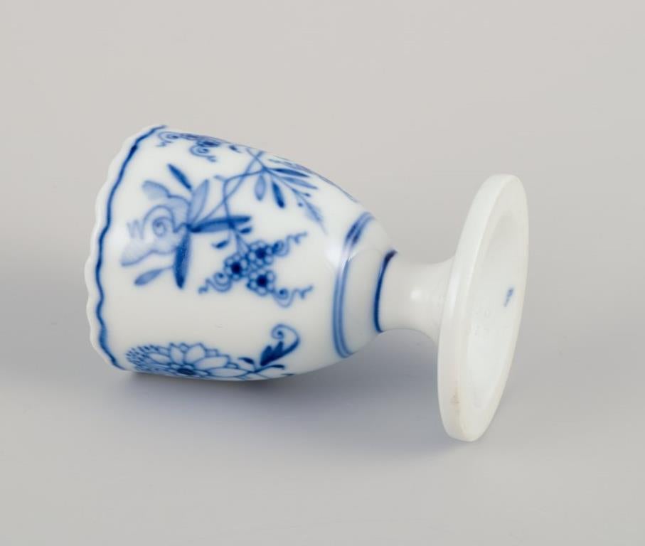 Meissen, Germania. Modello Blue Onion. Cinque portauovo. Dipinto a mano in blu. in vendita 1