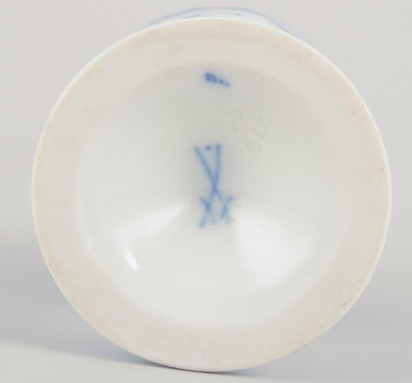 Meissen, Germania. Modello Blue Onion. Cinque portauovo. Dipinto a mano in blu. in vendita 2