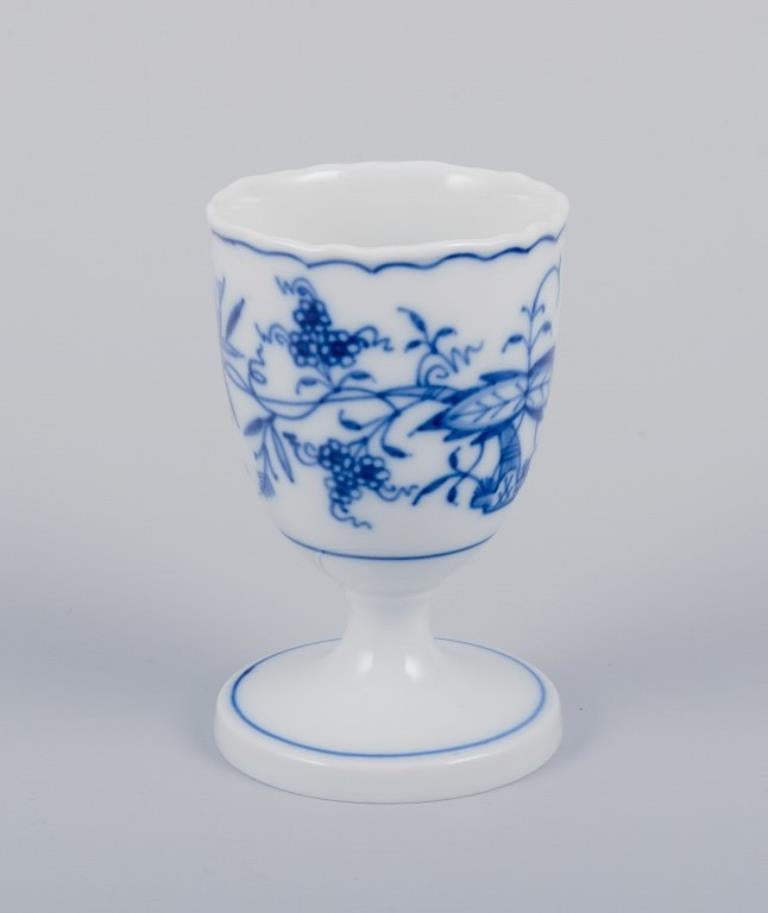 Meissen, Germany. Blue Onion pattern. Five egg cups.
Hand-painted in blue.
Mid-20th century.
Marked.
First factory quality.
Perfect condition.
Dimensions: Height 7.5 cm x Diameter 4.8 cm.
