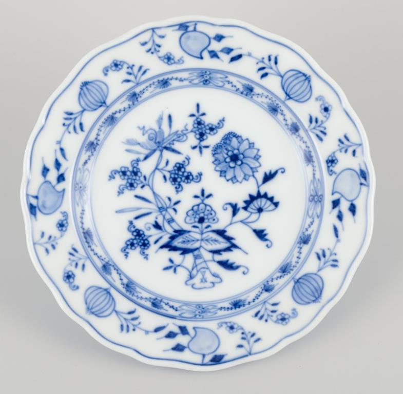 Dipinto a mano Meissen, Germania. Modello Blue Onion. Cinque piatti in porcellana. in vendita