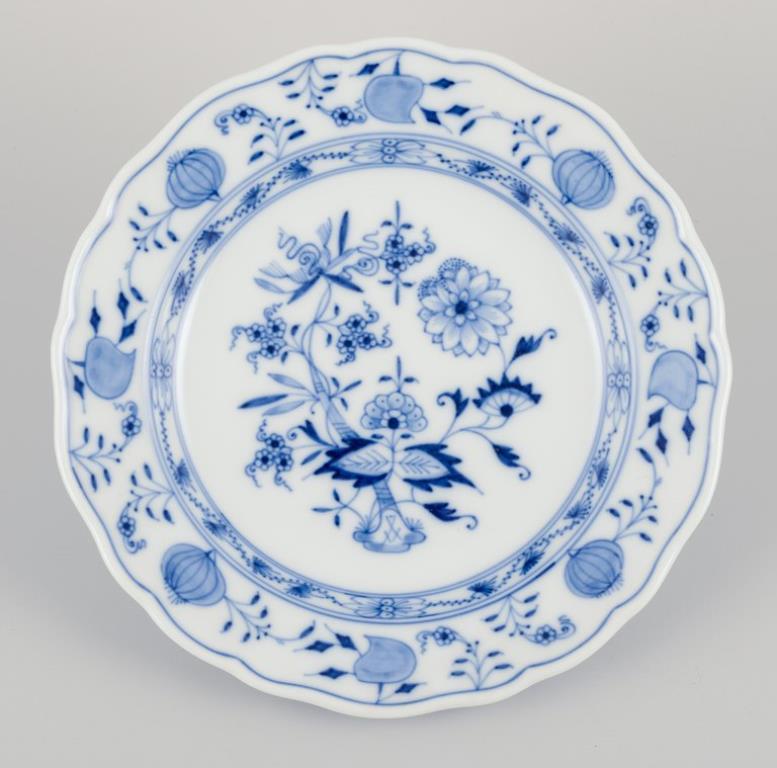 Meissen, Germania. Modello Blue Onion. Cinque piatti in porcellana. In condizioni ottime in vendita a Copenhagen, DK