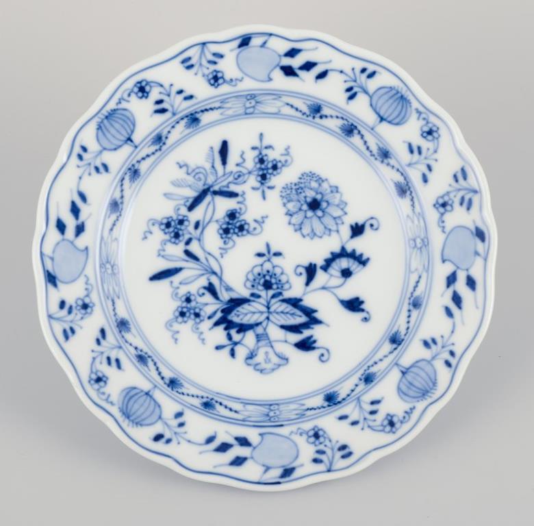XX secolo Meissen, Germania. Modello Blue Onion. Cinque piatti in porcellana. in vendita