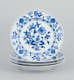 Meissen, Alemania. Patrón Cebolla Azul. Cuatro platos de cena antiguos. Finales del siglo XIX