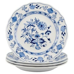 Meissen, Germania. Modello Blue Onion. Quattro piatti da portata profondi.
