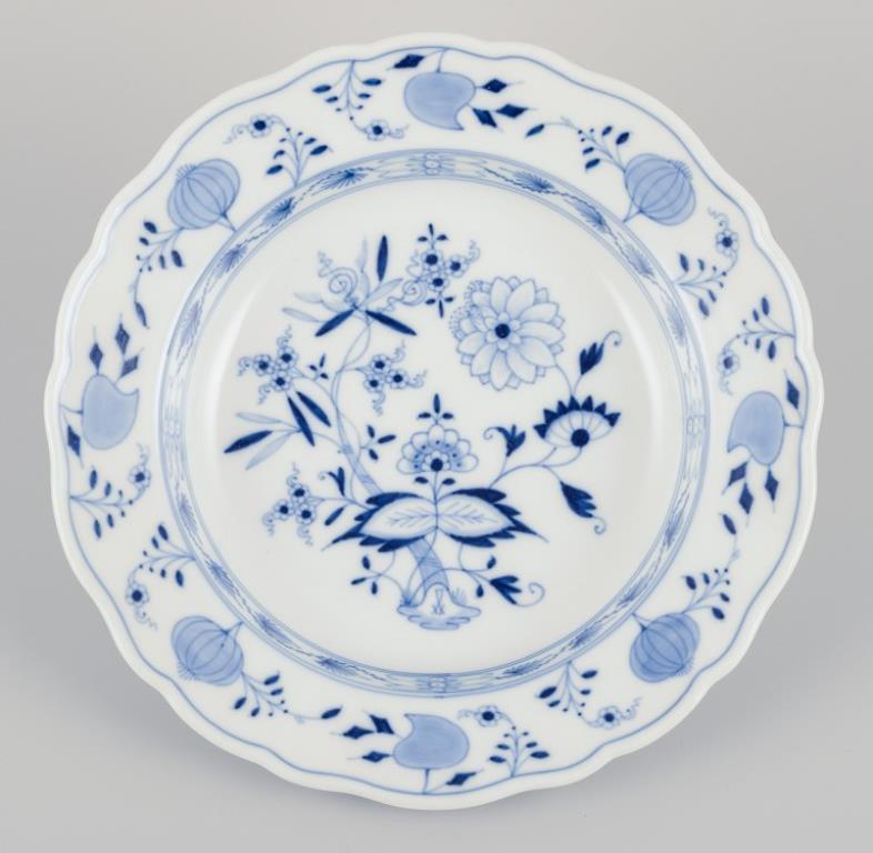 Dipinto a mano Meissen, Germania. Modello Blue Onion. Quattro grandi piatti profondi. in vendita