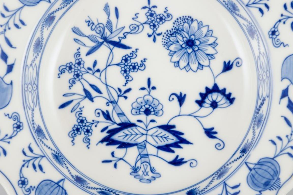 XX secolo Meissen, Germania. Modello Blue Onion. Quattro grandi piatti profondi. in vendita
