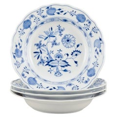 Meissen, Germania. Modello Blue Onion. Quattro grandi piatti profondi.
