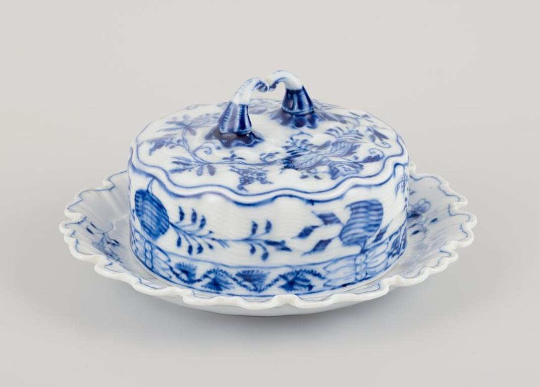 Meissen, Germania. Modello Blue Onion. Grande piatto per il burro con coperchio.
Dipinto a mano in blu.
Approssimativamente dal 1900.
Contrassegnato.
Condizioni perfette.
Terza qualità di fabbrica.
Dimensioni: Diametro 21,0 cm x Altezza 9,0 cm.