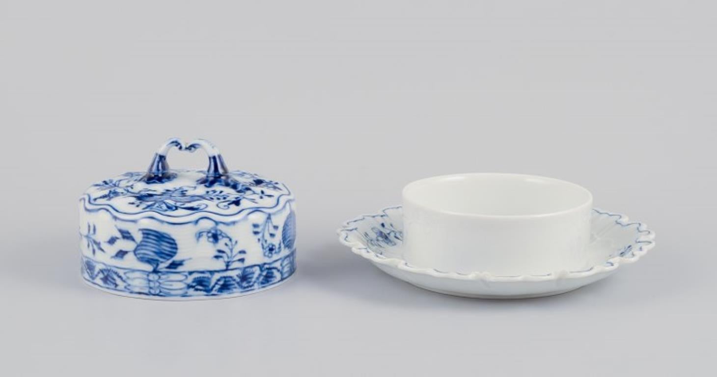 Tedesco Meissen, Germania. Modello Blue Onion. Grande piatto per il burro con coperchio. in vendita