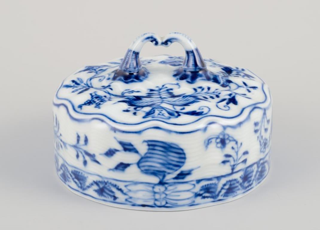 Dipinto a mano Meissen, Germania. Modello Blue Onion. Grande piatto per il burro con coperchio. in vendita