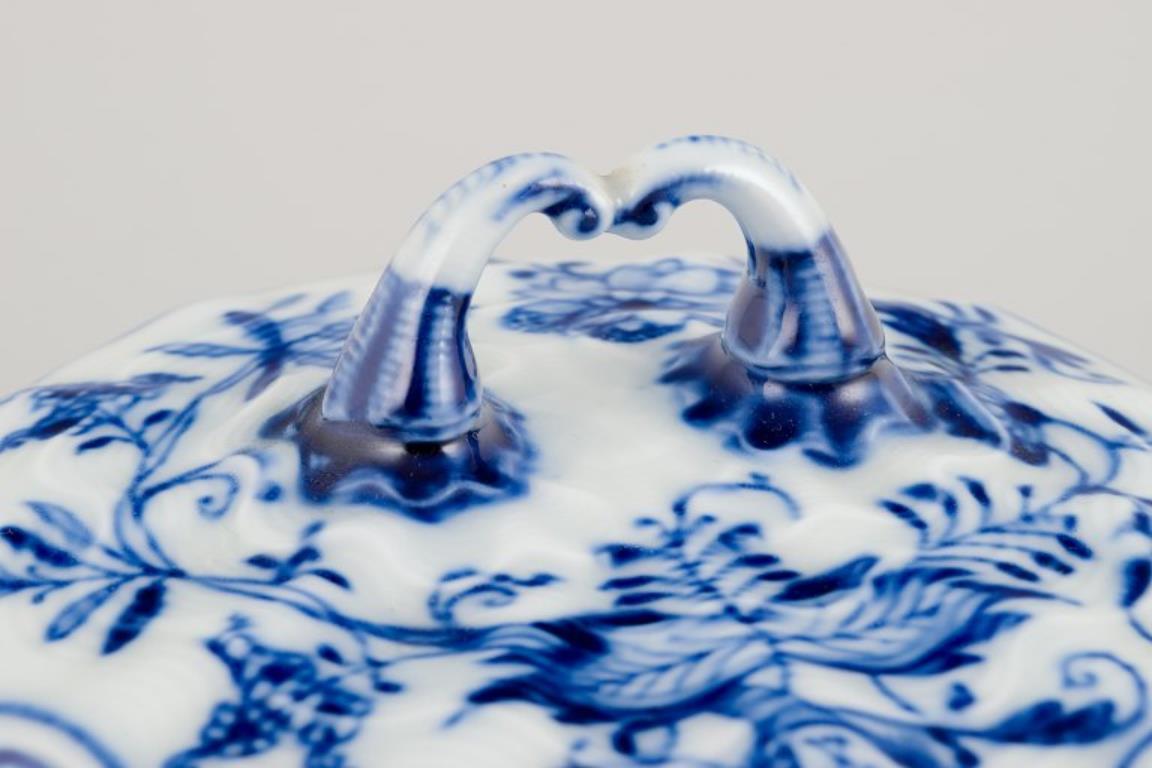 Meissen, Germania. Modello Blue Onion. Grande piatto per il burro con coperchio. In condizioni ottime in vendita a Copenhagen, DK