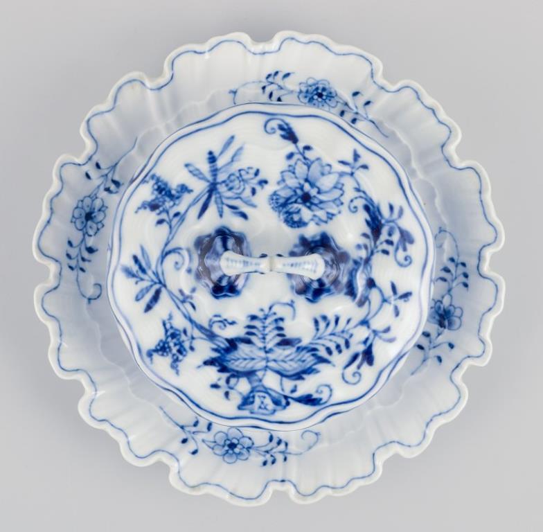 XX secolo Meissen, Germania. Modello Blue Onion. Grande piatto per il burro con coperchio. in vendita