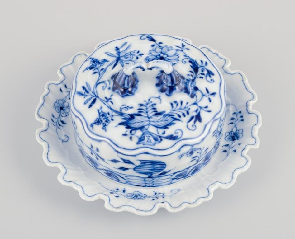 Porcellana Meissen, Germania. Modello Blue Onion. Grande piatto per il burro con coperchio. in vendita