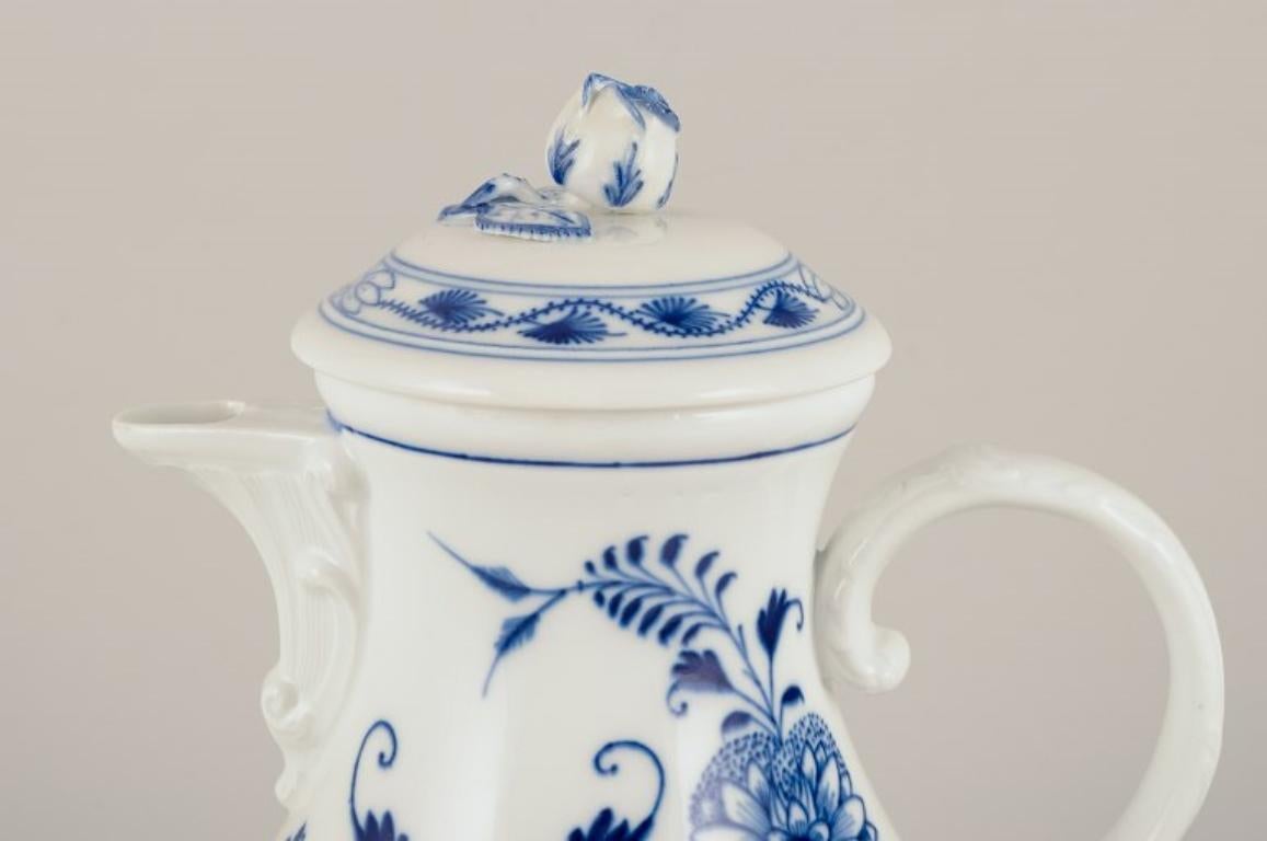 Meissen, Germania. Modello Blue Onion. Caffettiera grande.
Dipinto a mano in blu.
Circa 1900.
Contrassegnato.
In buone condizioni, pomello del coperchio restaurato.
Una piccola e insignificante scheggiatura sul fondo del vaso. Fai riferimento alla