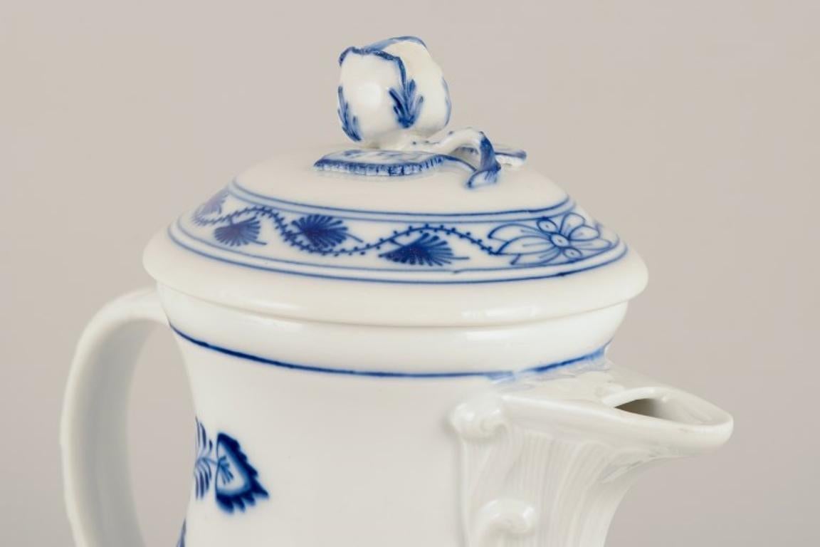 Smaltato Meissen, Germania. Modello Blue Onion. Grande caffettiera in porcellana. in vendita