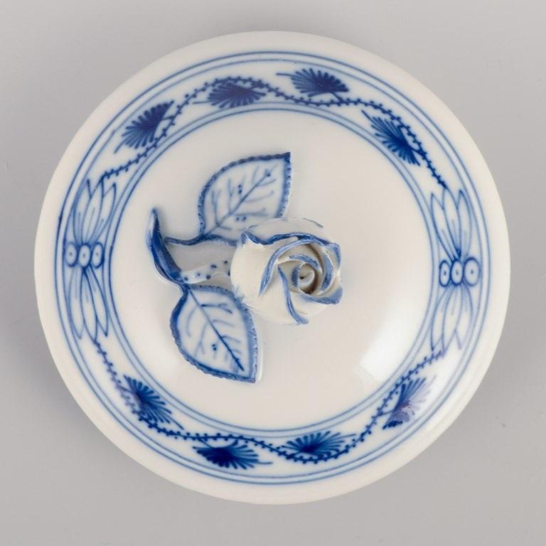 XX secolo Meissen, Germania. Modello Blue Onion. Grande caffettiera in porcellana. in vendita