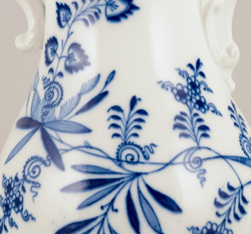Porcellana Meissen, Germania. Modello Blue Onion. Grande caffettiera in porcellana. in vendita