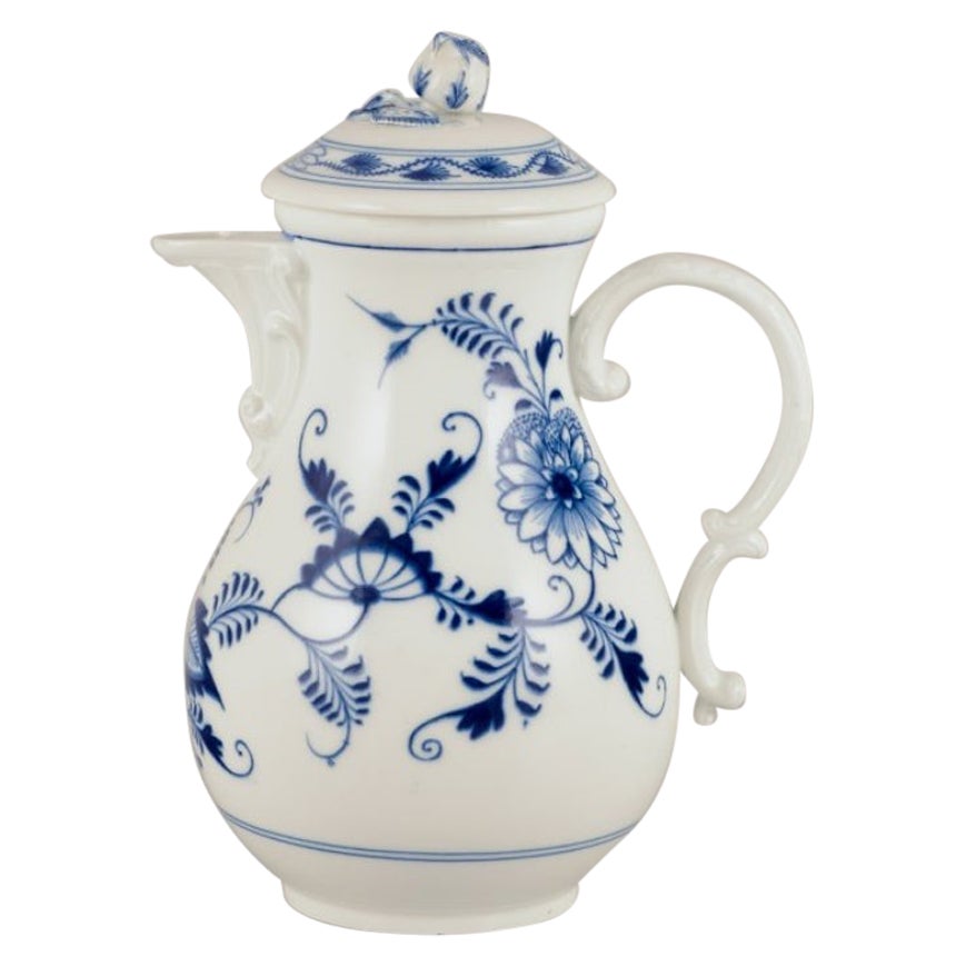 Meissen, Allemagne. Motif de l'oignon bleu. Grande cafetière en porcelaine.