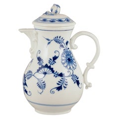 Meissen, Allemagne. Motif de l'oignon bleu. Grande cafetière en porcelaine.