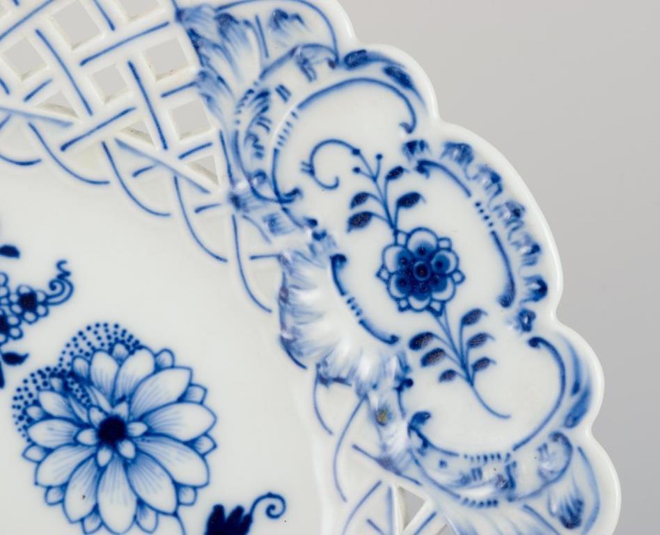 Meissen, Alemania. Patrón Cebolla Azul. Gran plato redondo abierto de encaje. Alemán en venta