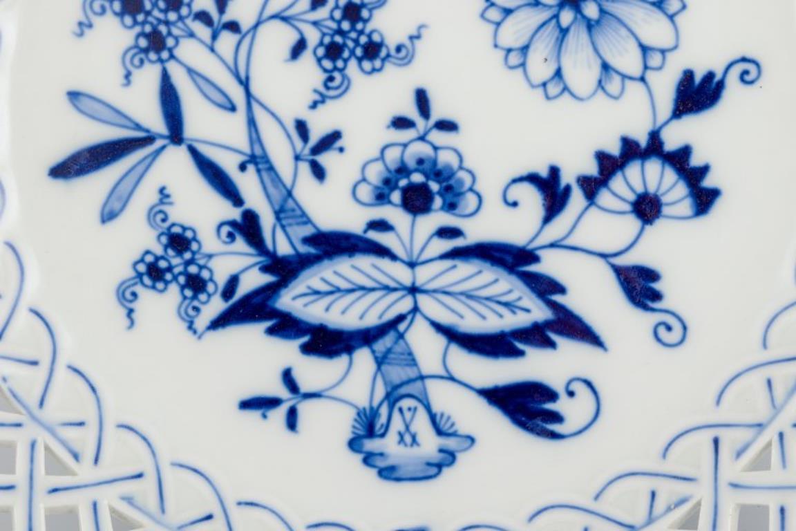 Meissen, Alemania. Patrón Cebolla Azul. Gran plato redondo abierto de encaje. Pintado a mano en venta