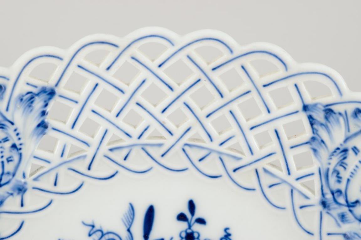 Meissen, Alemania. Patrón Cebolla Azul. Gran plato redondo abierto de encaje. en Excelente estado para la venta en Copenhagen, DK