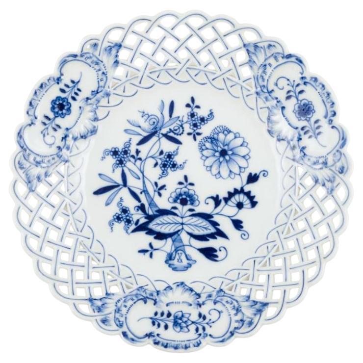 Meissen, Germania. Modello Blue Onion. Grande piatto rotondo aperto in pizzo.