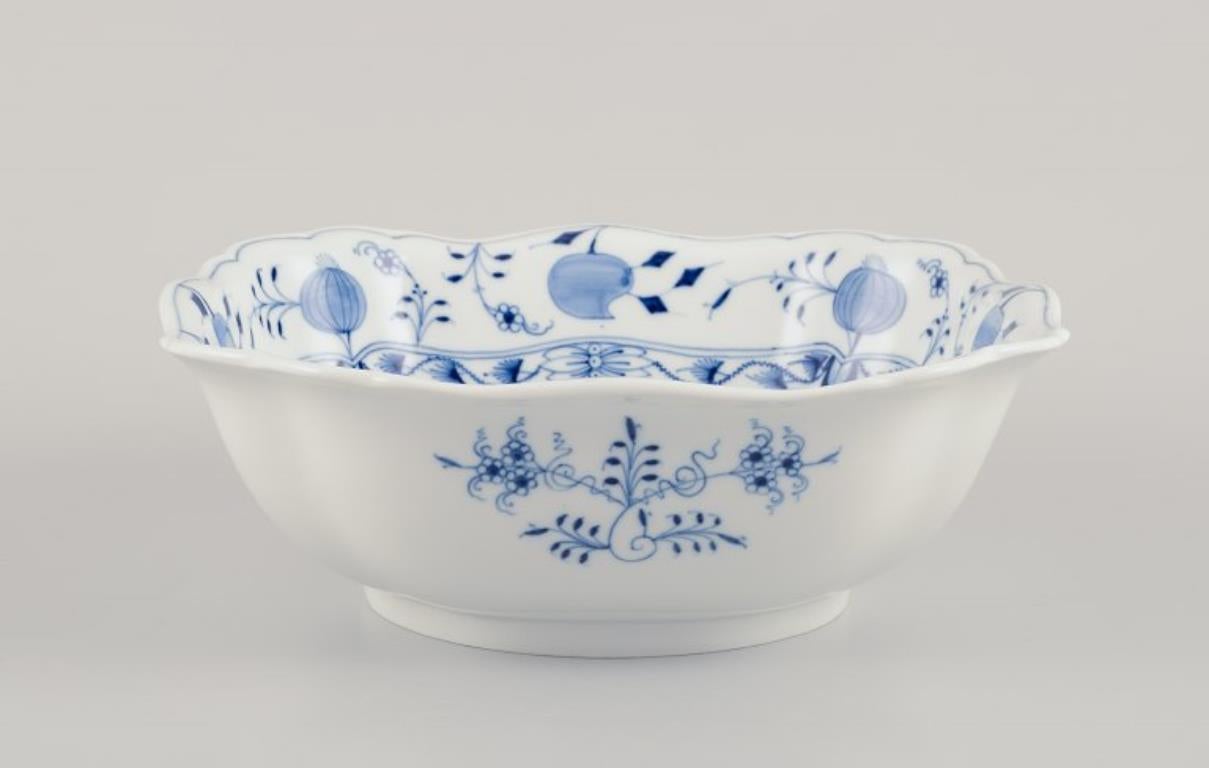 Meissen, Germany. Blue Onion pattern. Large square bowl.
Hand-painted in blue.
Approximately from 1900.
Perfect condition.
Marked.
Third factory quality.
Dimensions: Diameter 26.0 cm x Height 9.0 cm.