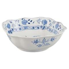 Meissen, Germania. Modello Blue Onion. Una grande ciotola quadrata. Circa 1900