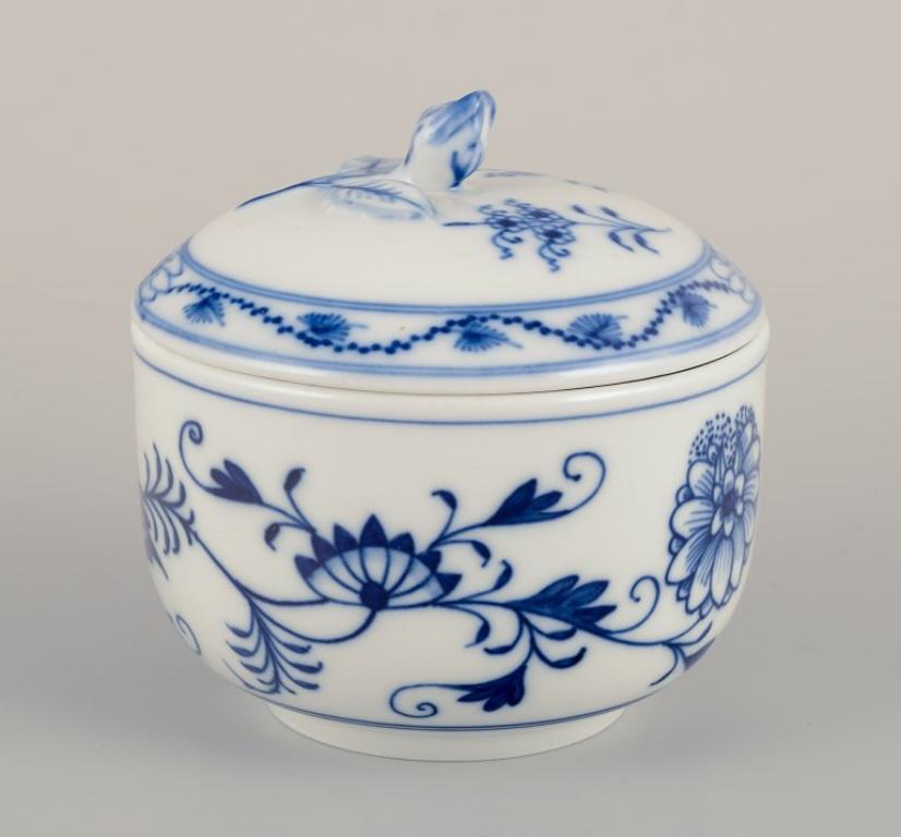 Meissen, Alemania. Patrón Cebolla Azul. Azucarero grande.
Pintado a mano en azul. Tapa adornada con flor en relieve.
Mediados del siglo XX.
Marcado.
En excelente estado.
Tercera calidad de fábrica.
Dimensiones: Diámetro 10,5 cm x Altura 10,0 cm.