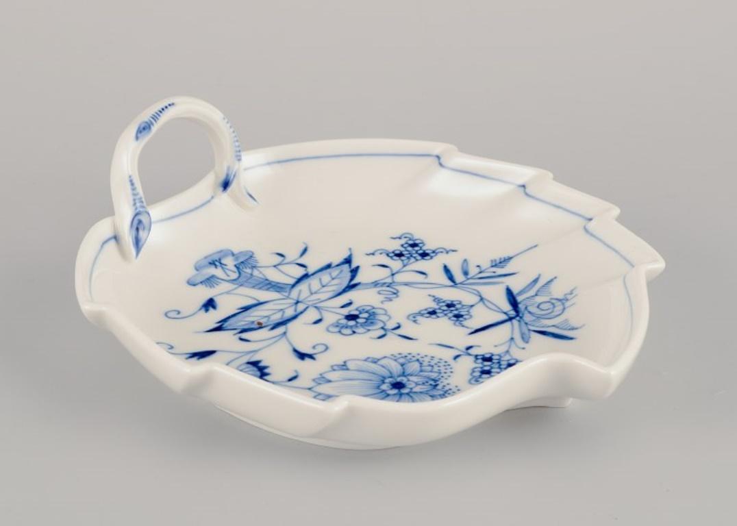 Meissen, Alemania. Patrón Cebolla Azul. Plato en forma de hoja con asa. Alemán en venta