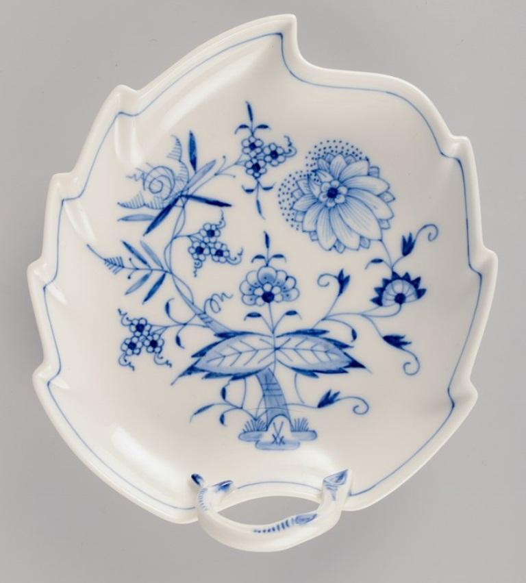 Meissen, Alemania. Patrón Cebolla Azul. Plato en forma de hoja con asa. Pintado a mano en venta