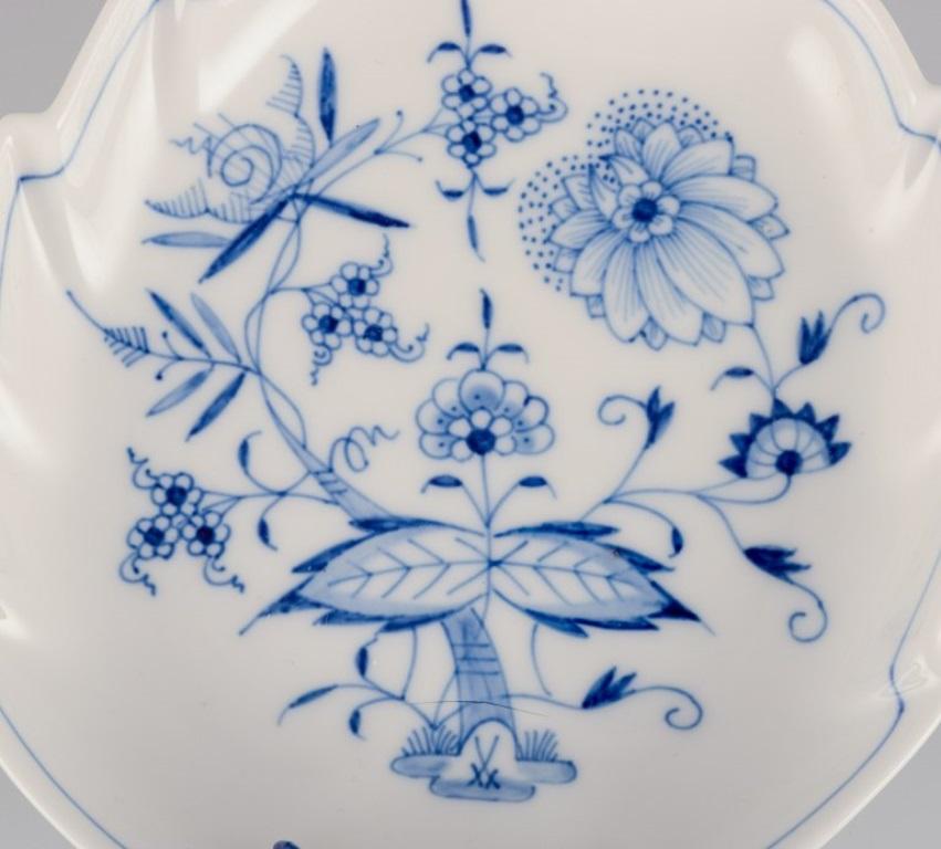 Meissen, Alemania. Patrón Cebolla Azul. Plato en forma de hoja con asa. en Excelente estado para la venta en Copenhagen, DK