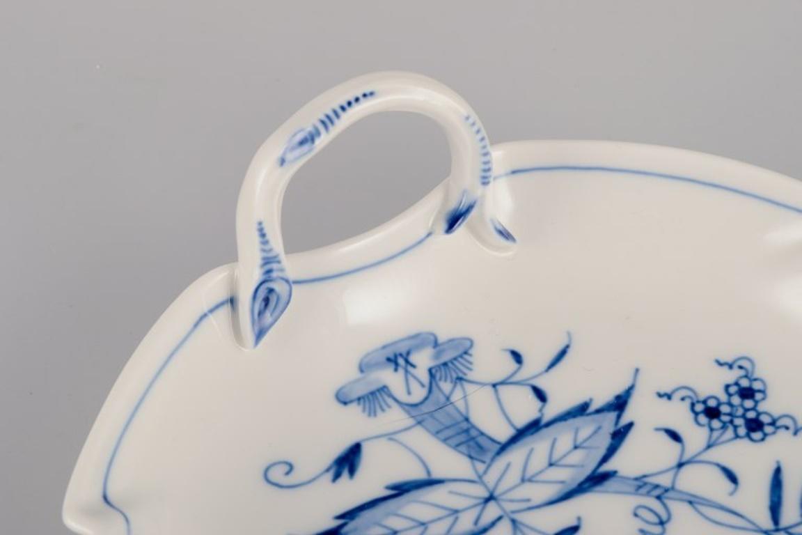 Meissen, Alemania. Patrón Cebolla Azul. Plato en forma de hoja con asa. siglo XX en venta