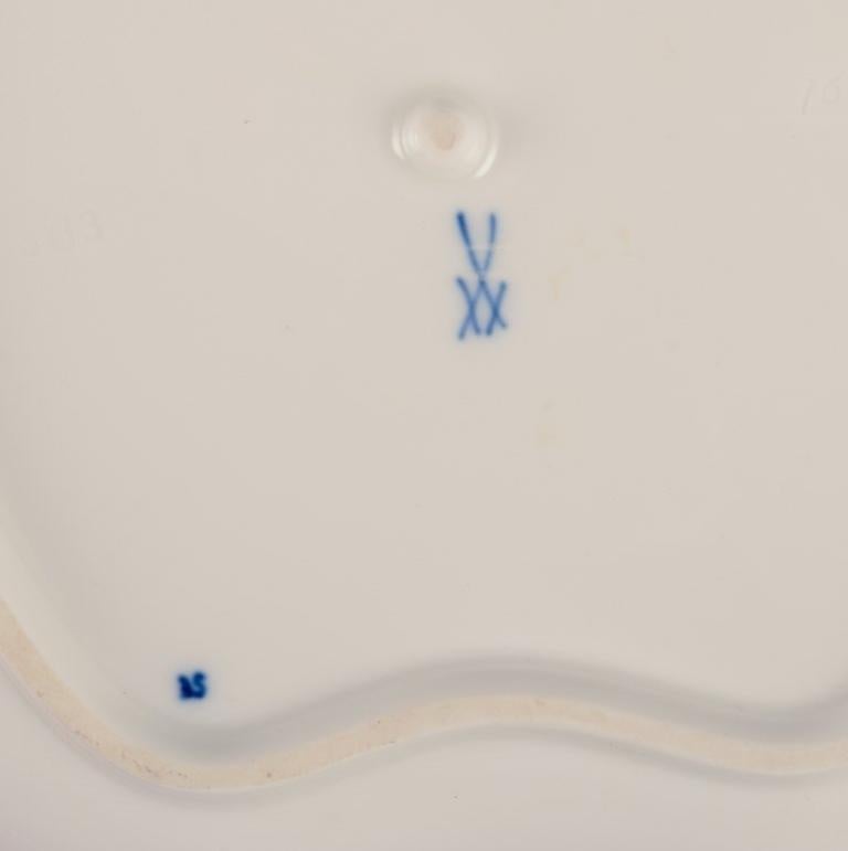 Meissen, Alemania. Patrón Cebolla Azul. Plato en forma de hoja con asa. Porcelana en venta